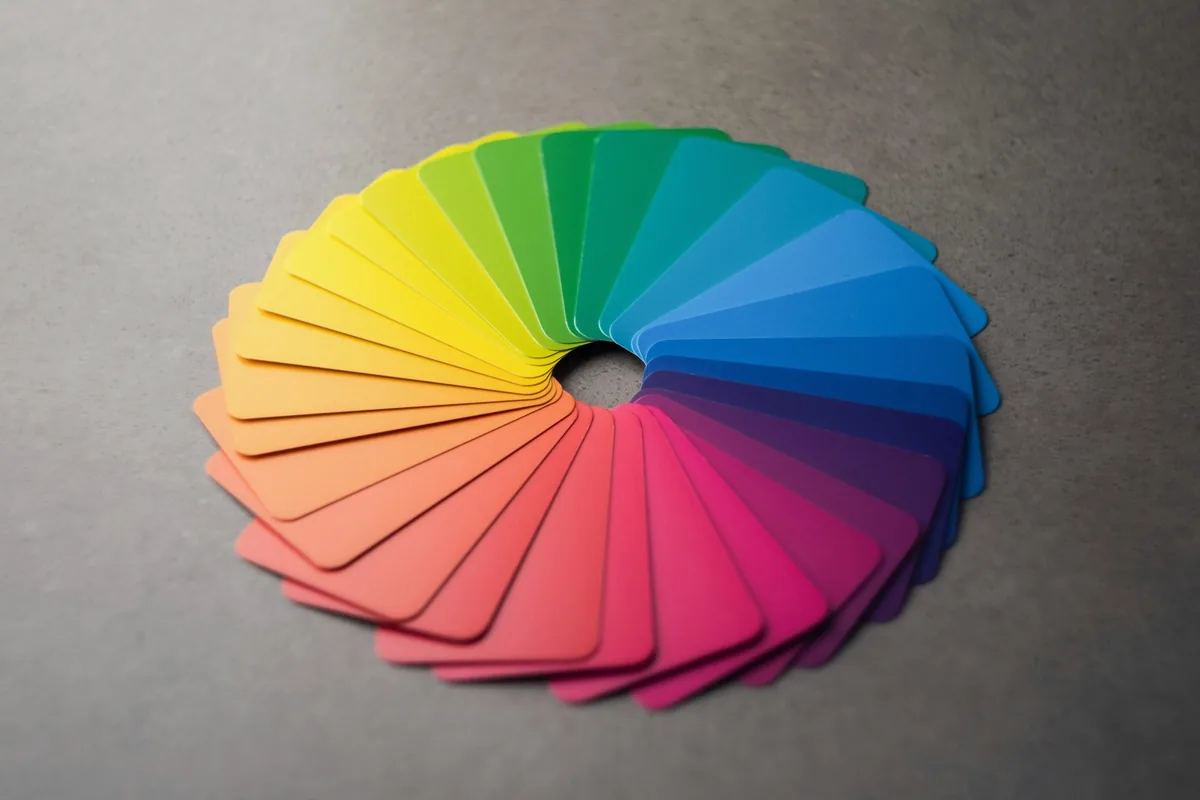 Un éventail de cartes de couleurs disposé en roue sur un fond gris